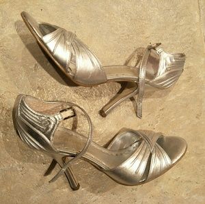 BCBG girl all leather shoe